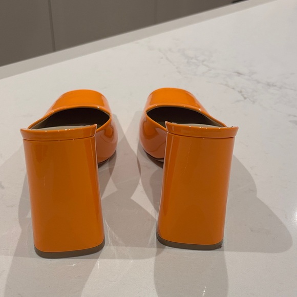 Bottega Veneta Tower 105 Bright Orange Mules in Patent Leather - Picture 4 of 7